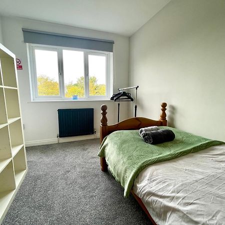 Large 5 Bed Detached House Near Stansted Airport With Parking For 2 Vehicles! Stansted Stays Stansted Mountfitchet Bagian luar foto